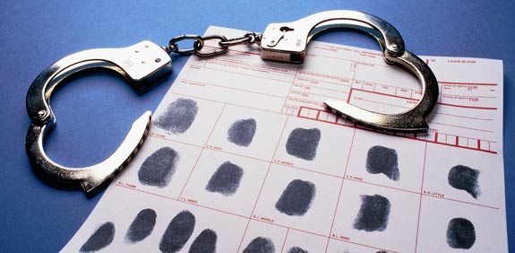 ביומטרי טביעת אצבעות דין משפט איש פשע צללית עבריין צל עבירה מודיעין בלש / צלם:  thinkstock